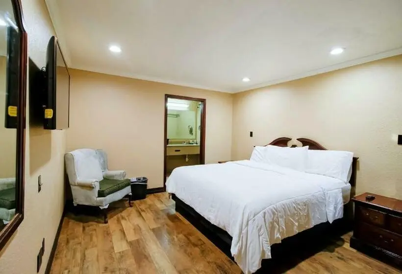 キングサイズベッドのスタンダードルーム, Oyo Pinewood Inn & Suites Silsbee