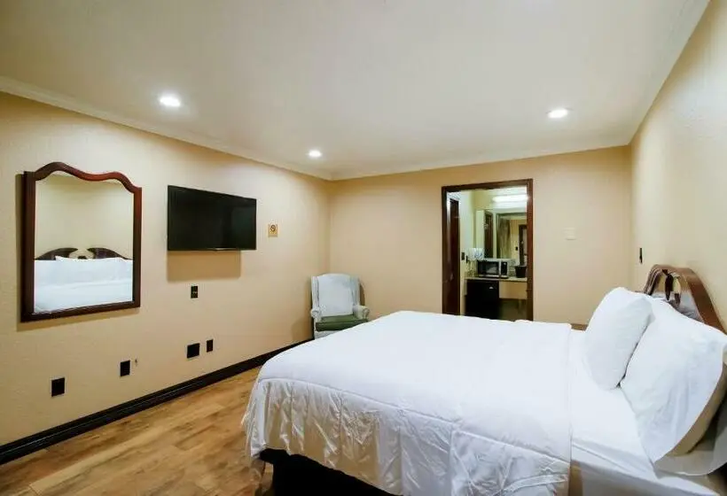 キングサイズベッドのスタンダードルーム, Oyo Pinewood Inn & Suites Silsbee