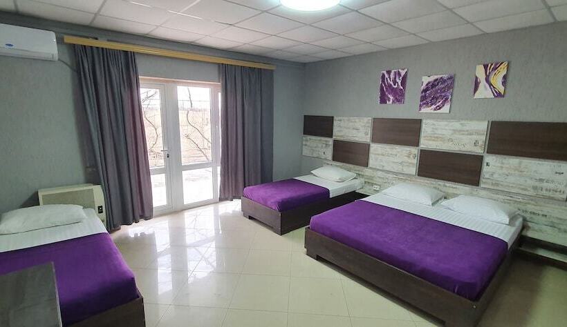 اتاق استاندارد چهار تخته, Nar Motel