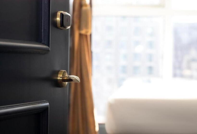 디럭스 룸, Civilian