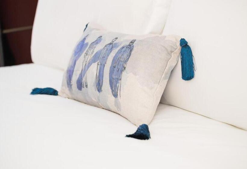 디럭스 룸, Civilian