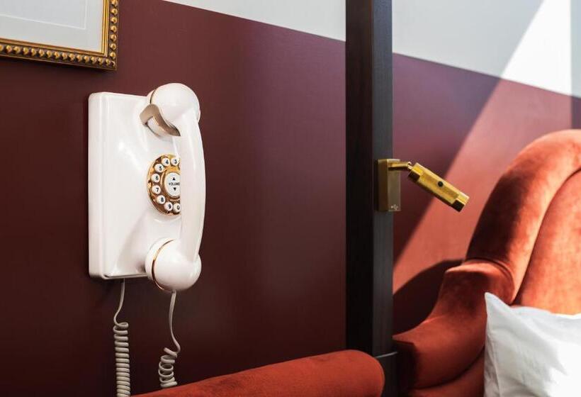 디럭스 룸, Civilian