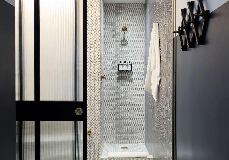 스탠다드 룸, Civilian