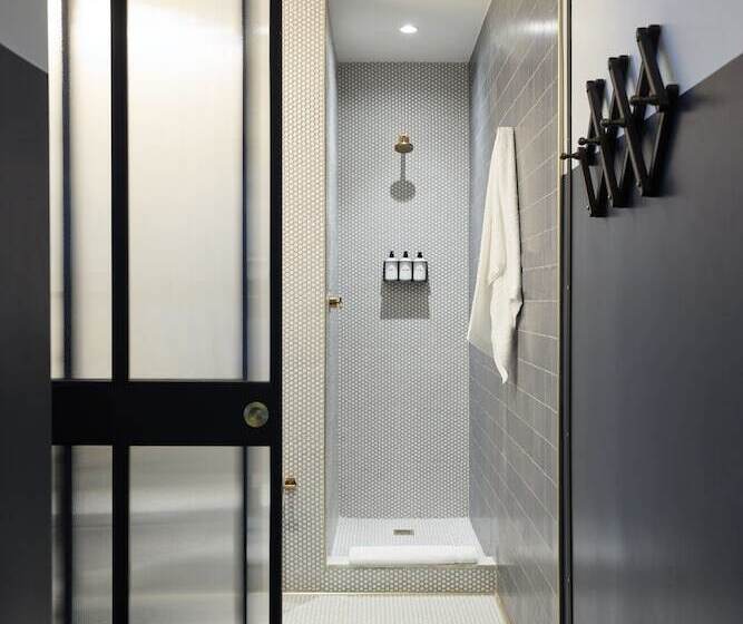 스탠다드 룸, Civilian