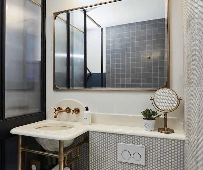 스탠다드 룸, Civilian