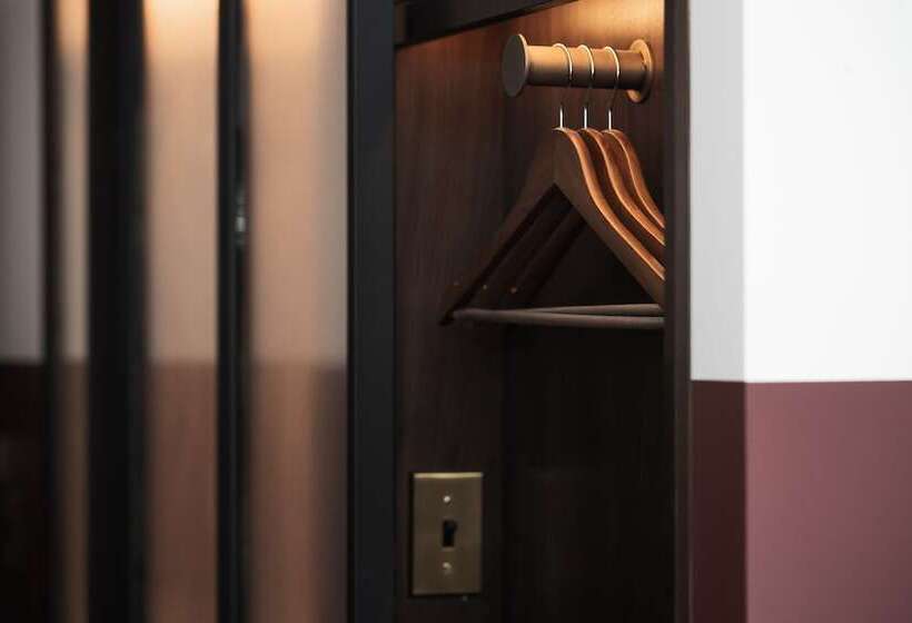 스탠다드 룸, Civilian