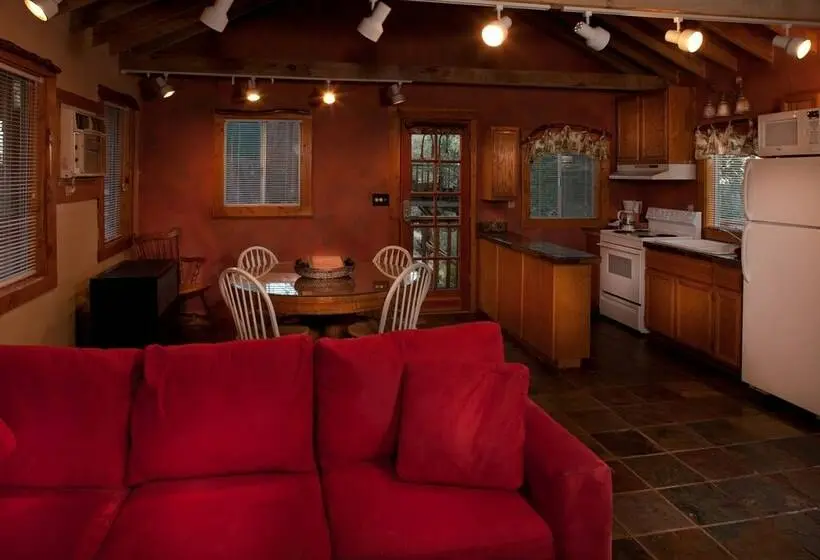 キャビン, Idyllwild Bunkhouse