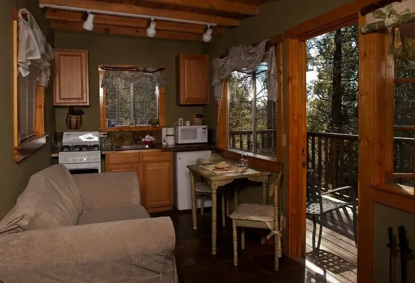 キャビン, Idyllwild Bunkhouse