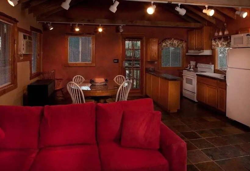 キャビン, Idyllwild Bunkhouse