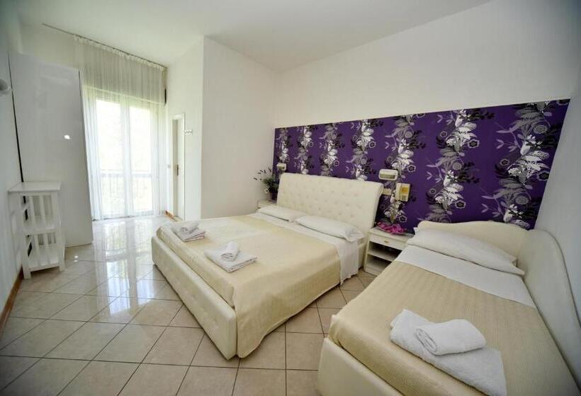 חדר סטנדרט לשלושה, Marika