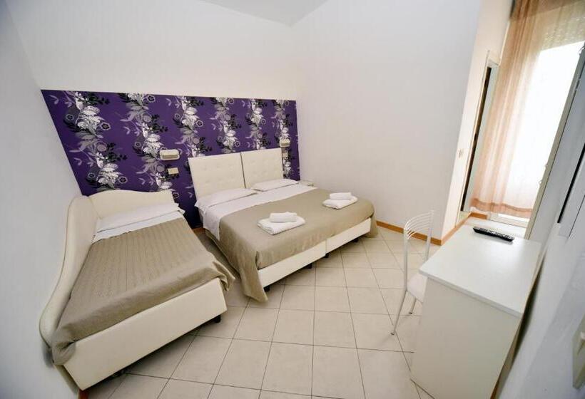 חדר סטנדרט לשלושה, Marika