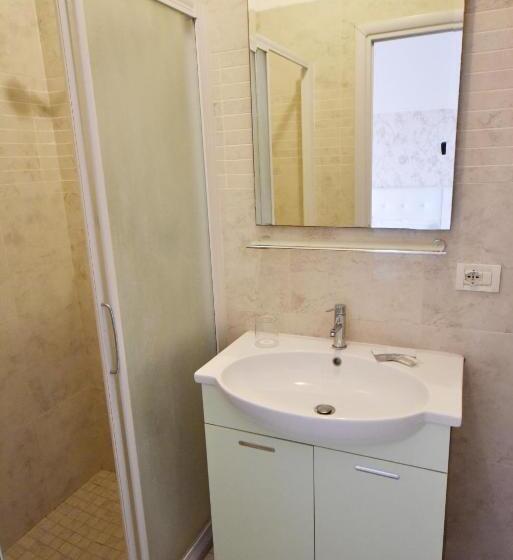 חדר סטנדרט לארבעה, Marika