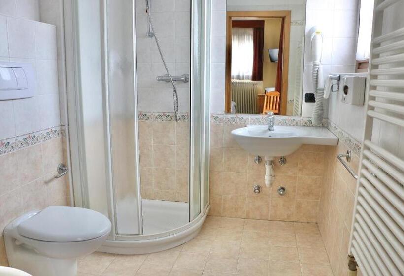 غرفة قياسية ثلاثية, Primula