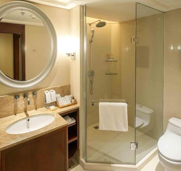 带城市景观和大床的豪华房间, Sheraton Guiyang