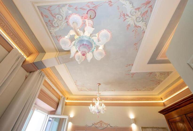 سوئیت با بالکن, Villa Tortorelli