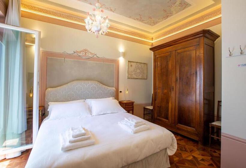 سوئیت با بالکن, Villa Tortorelli