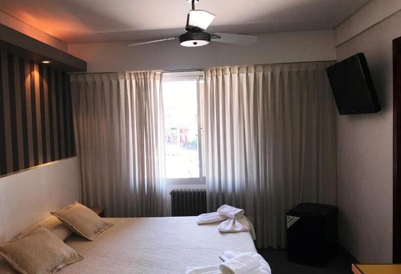 스탠다드 트리플 룸, Don Carlos