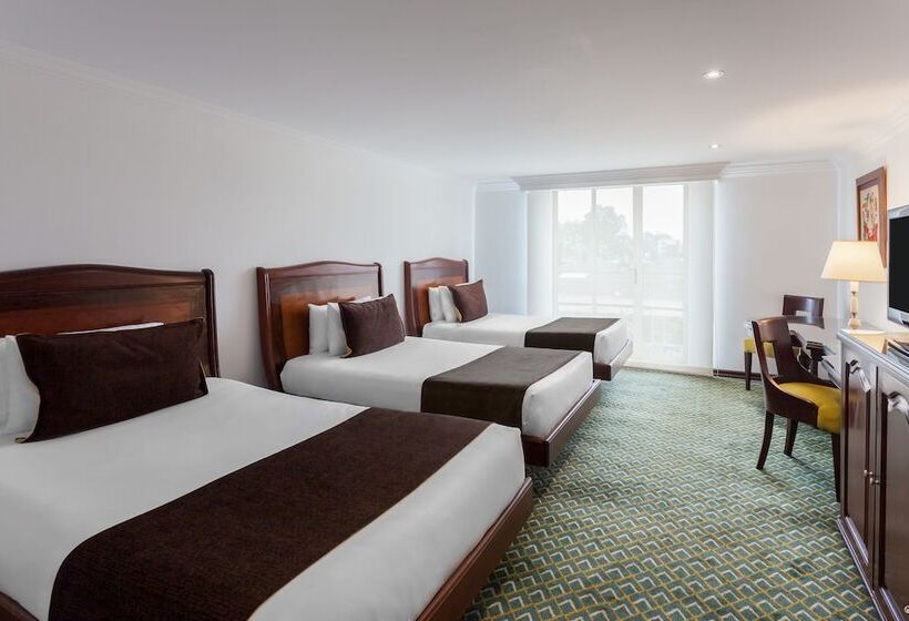 标准三人间, Embassy Park