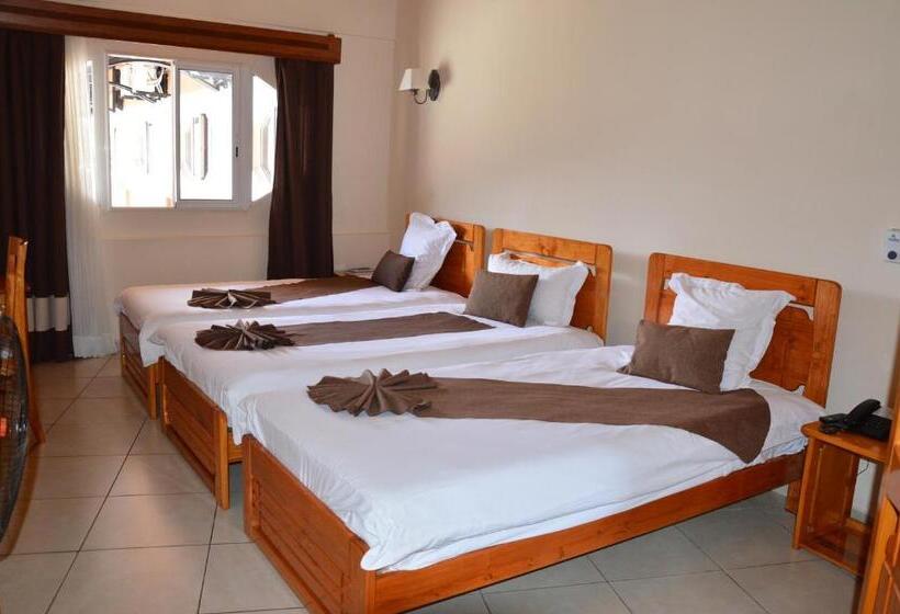 اتاق استاندارد سه نفره, Zomatel