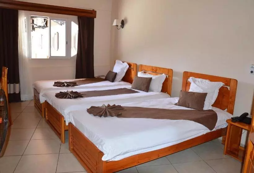 Chambre Triple Standard, Zomatel