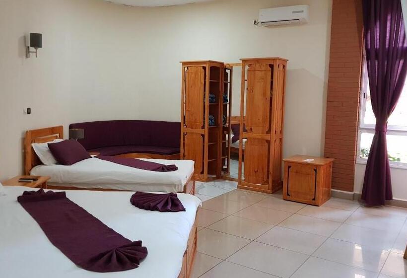 اتاق راحتی سه تخته, Zomatel