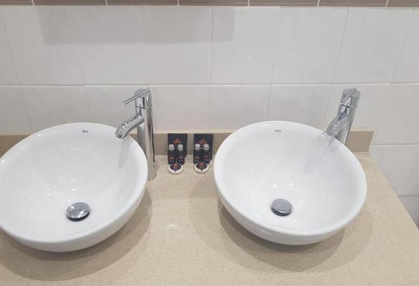 חדר משפחתי, The Castle Hotel Neath