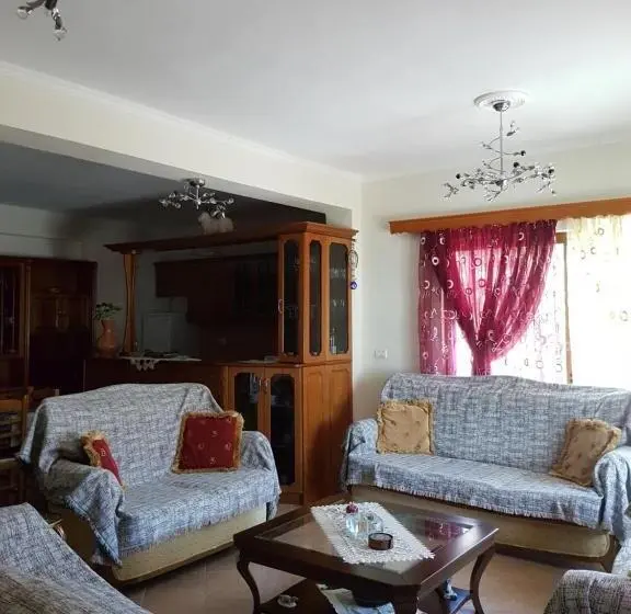 اتاق خانوادگی با چشمانداز کوه, Villa Ago