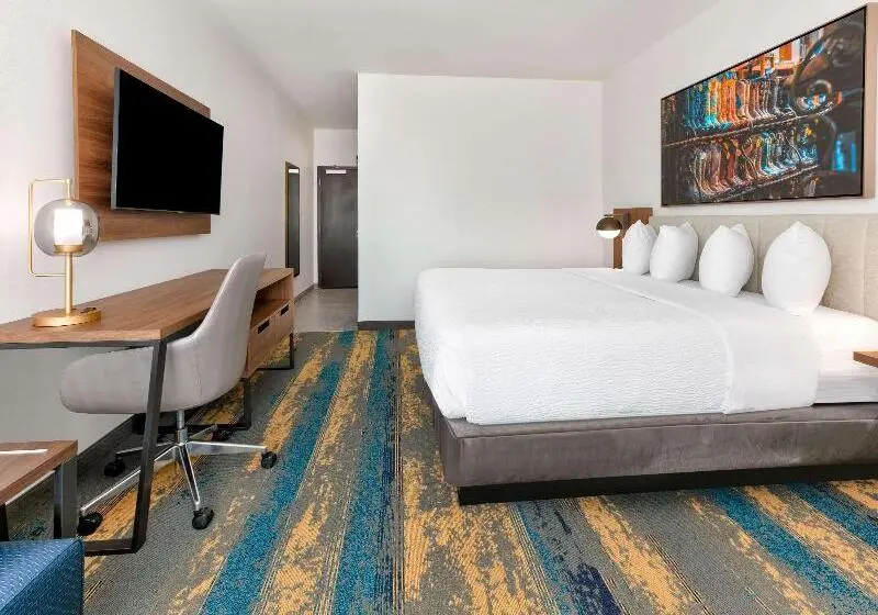 キングサイズベッドのスタンダードルーム, La Quinta Inn & Suites By Wyndham Terrell