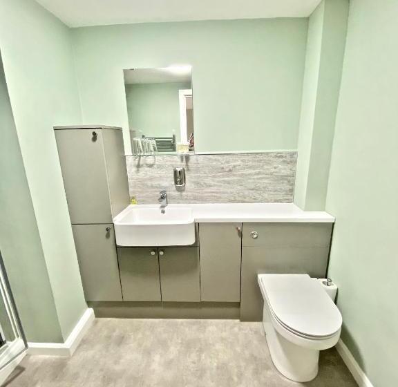 חדר משפחתי, The Gun At Ridsdale