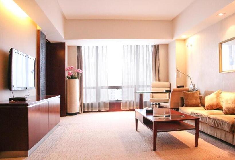 带大床的套房, Crowne Plaza Yantai Sea View, An Ihg