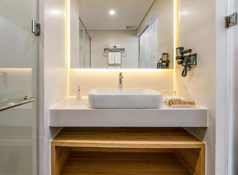 اتاق خانوادگی با چشمانداز باغ, Magnolia