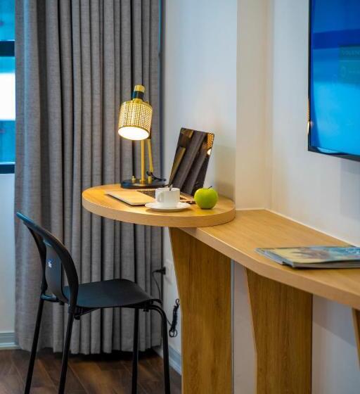 اتاق خانوادگی با چشمانداز باغ, Magnolia