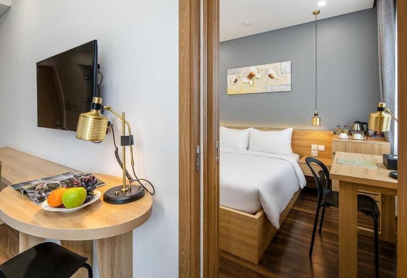 اتاق خانوادگی با چشمانداز باغ, Magnolia