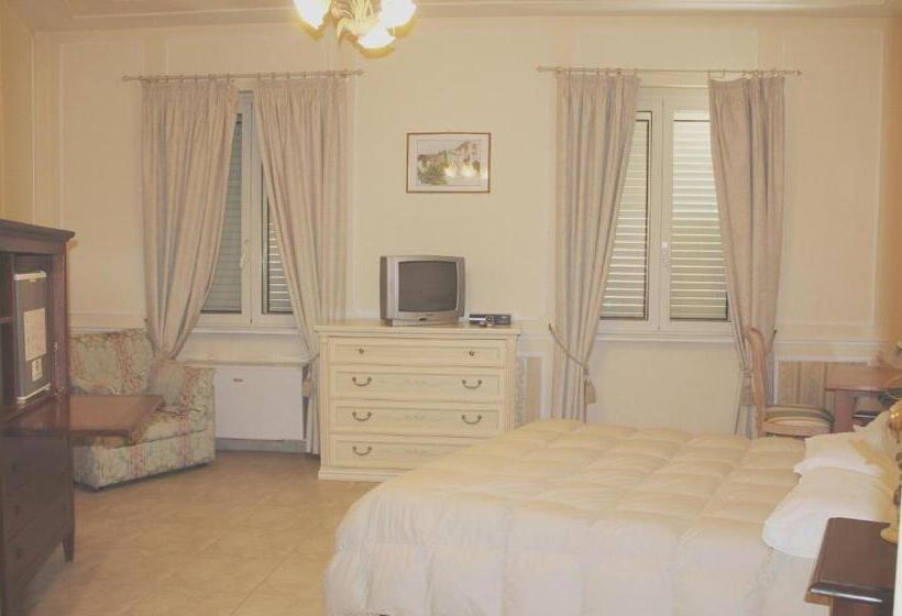 آپارتمان یک خوابه با دری مشترک که هال را جدا می کند., Rinascimento