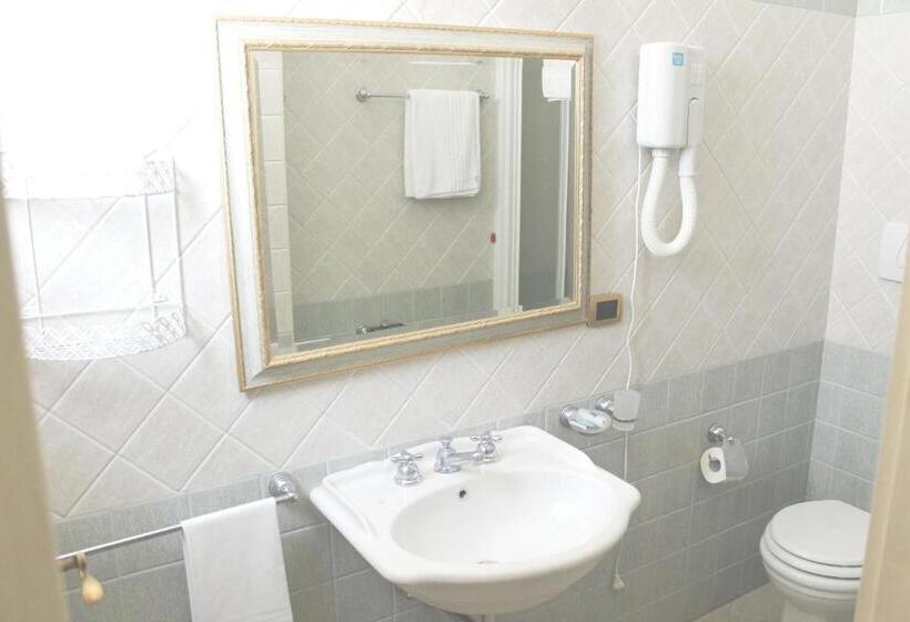 آپارتمان یک خوابه با دری مشترک که هال را جدا می کند., Rinascimento