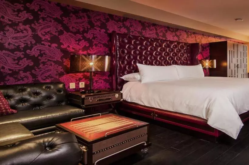 Deluxe Room King Bed & Views
