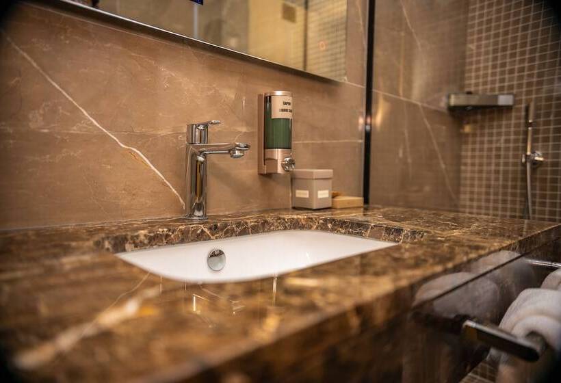 标准间, Golden Palace