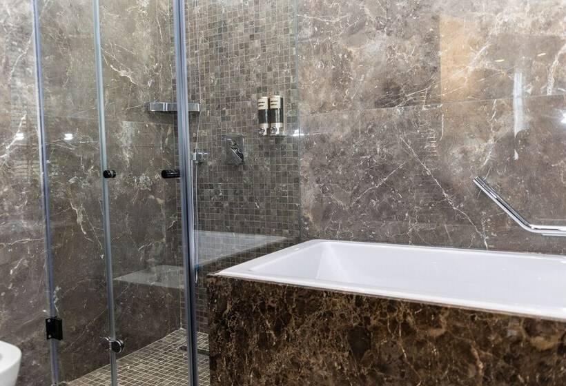 标准三人间, Golden Palace