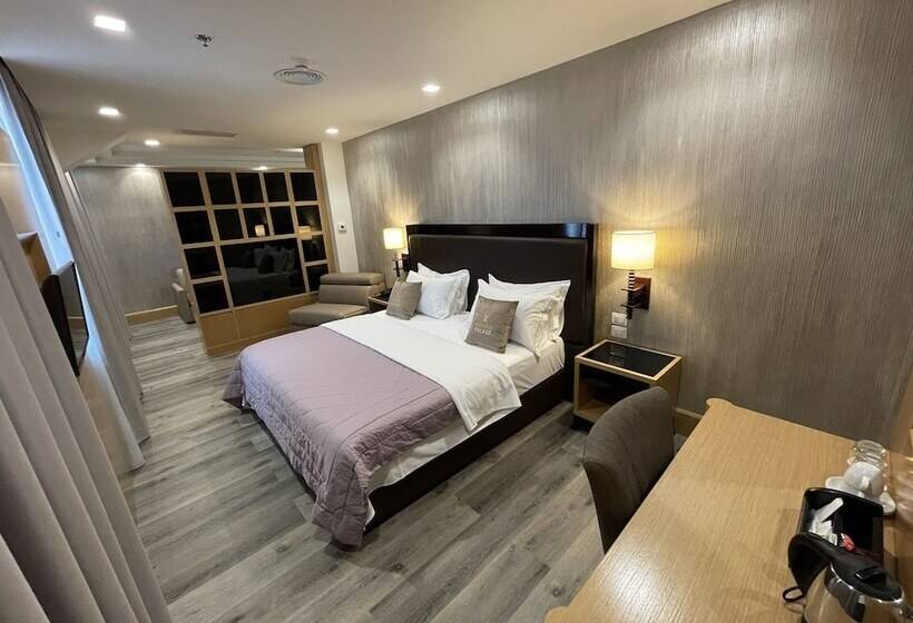 家庭间, Golden Palace