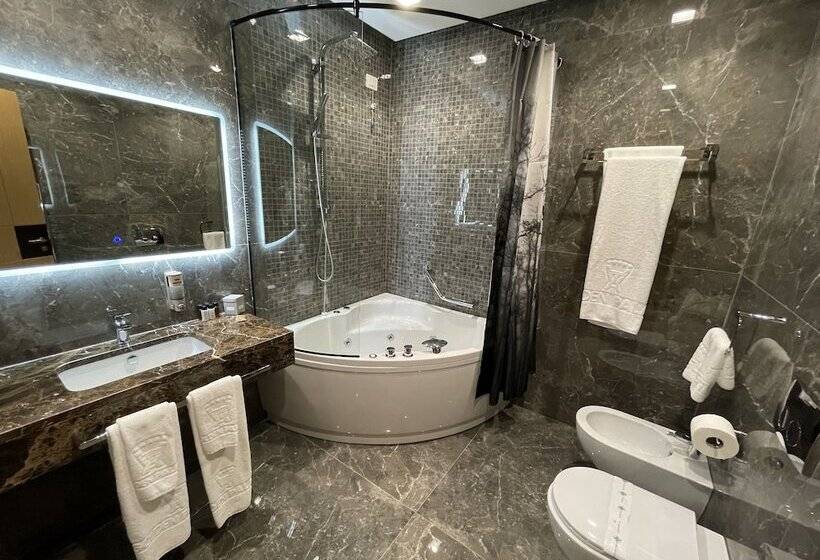 家庭间, Golden Palace