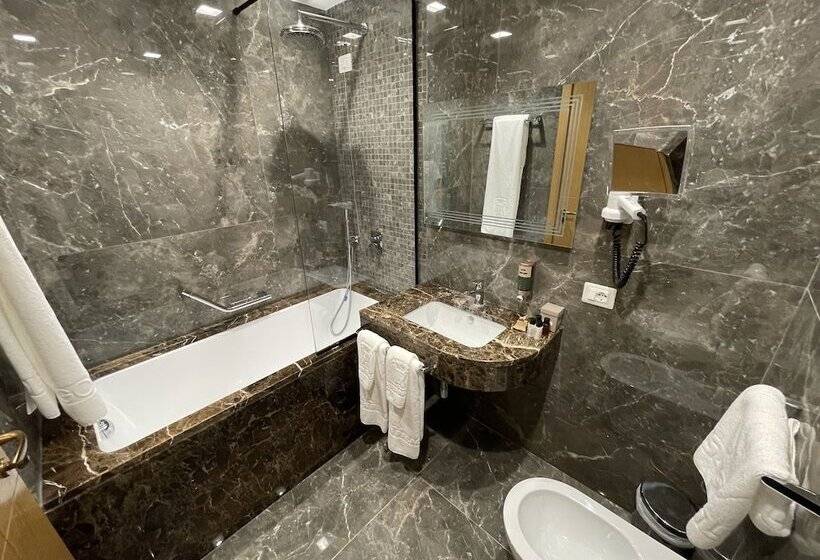 家庭间, Golden Palace