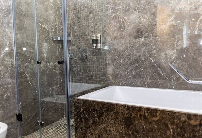 标准三人间, Golden Palace