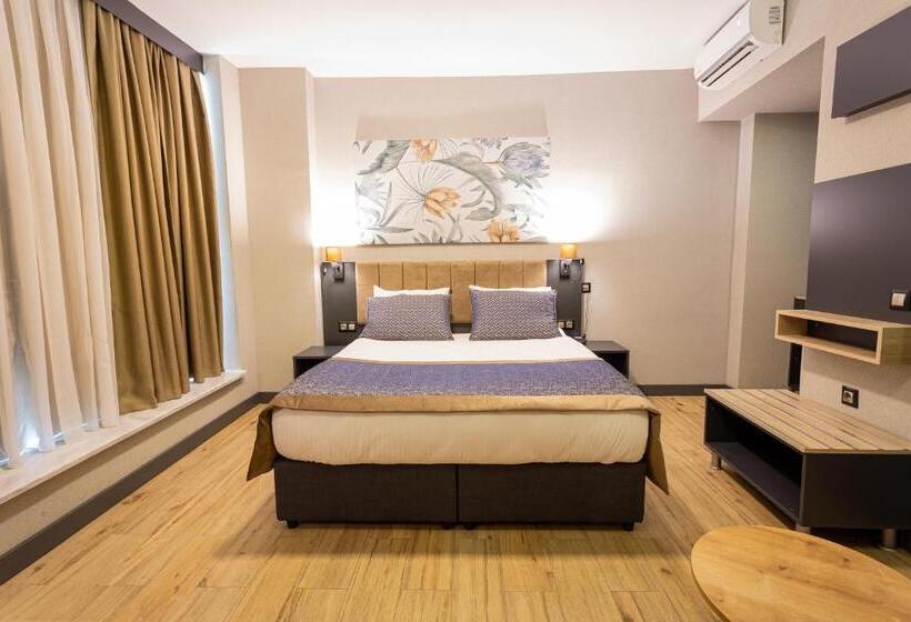 Номер Deluxe, Levor