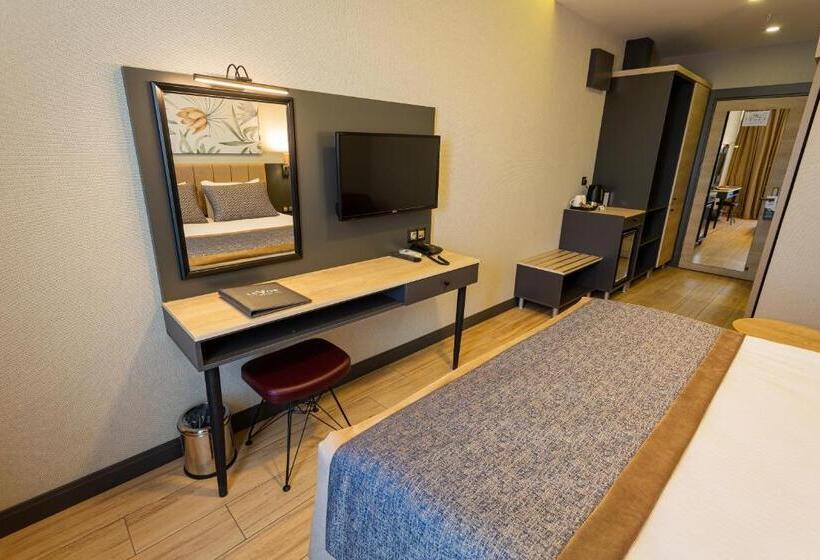 Номер Deluxe, Levor