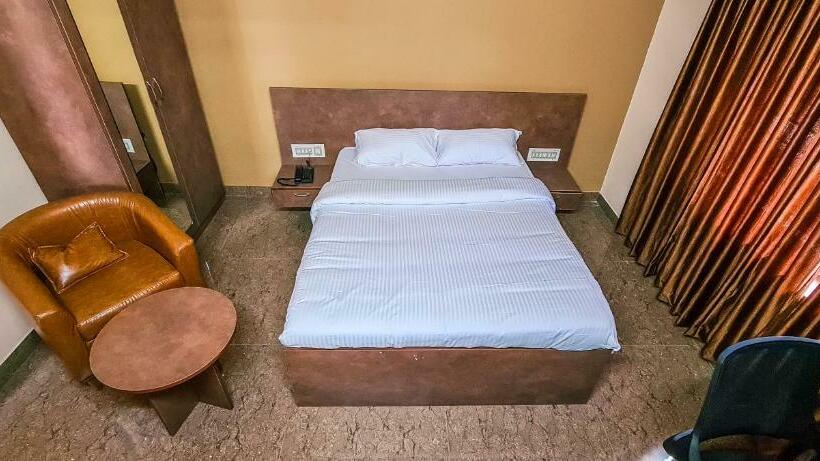 חדר דלוקס, Treebo Four Seasons