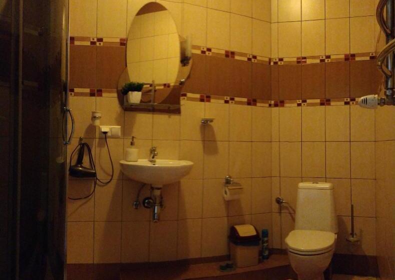 اتاق استاندارد چهارنفره با بالکن, садиба градний узвіз