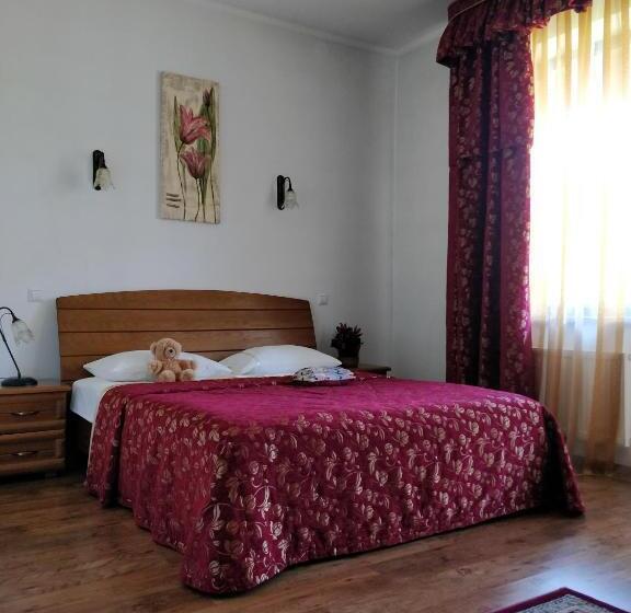 اتاق استاندارد چهارنفره با بالکن, садиба градний узвіз