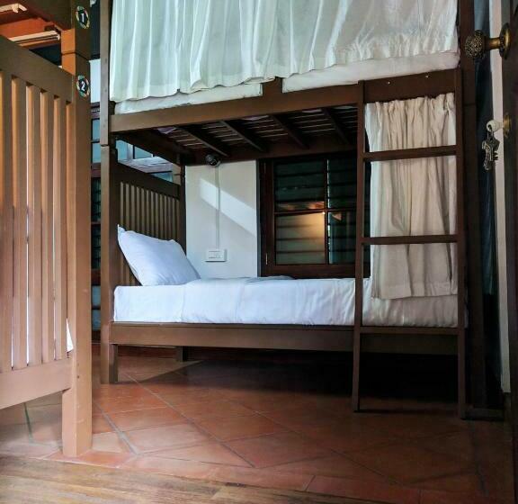 Säng i Delat Rum, Adri Chembra