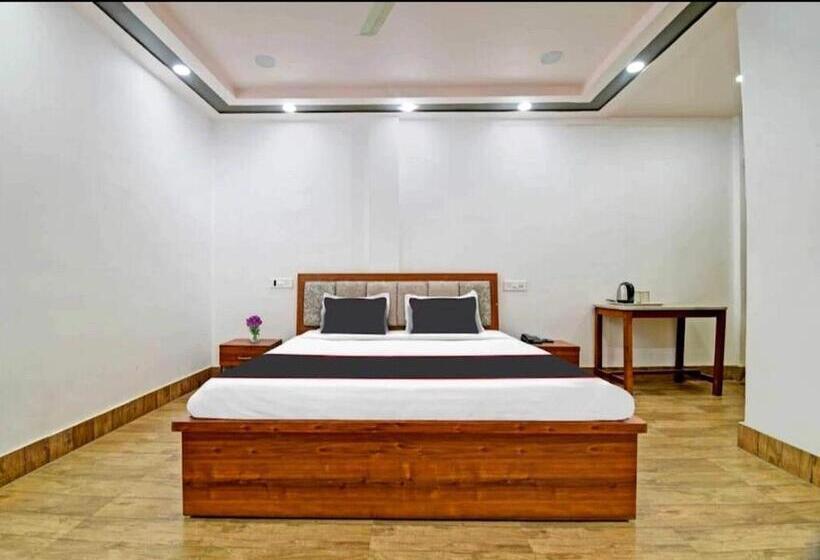 חדר קלאסי לשלושה, Collection O Megha Resort