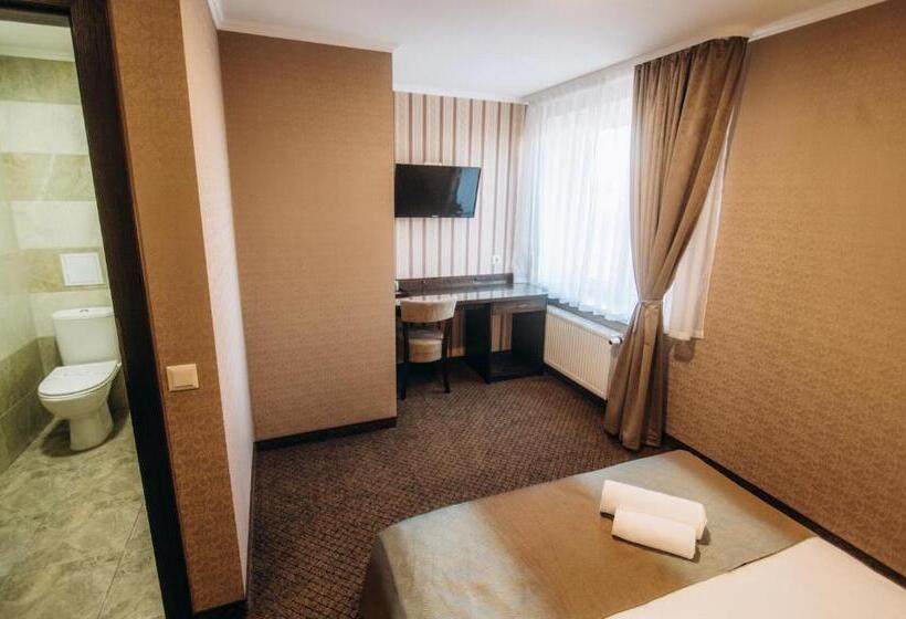 اتاق اکونومی یک تخته, Gentleman